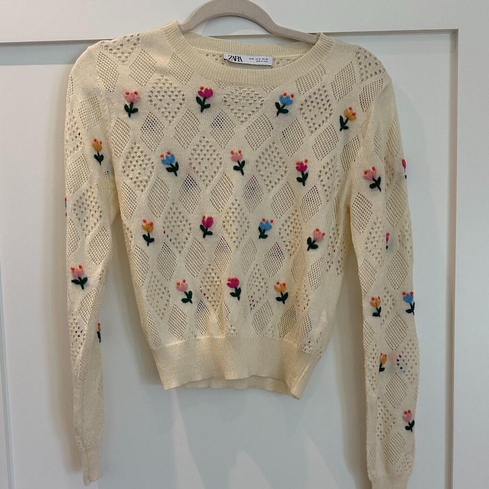 Zara Cropped Knit Embroidered Flower Sweater Sz. USA S